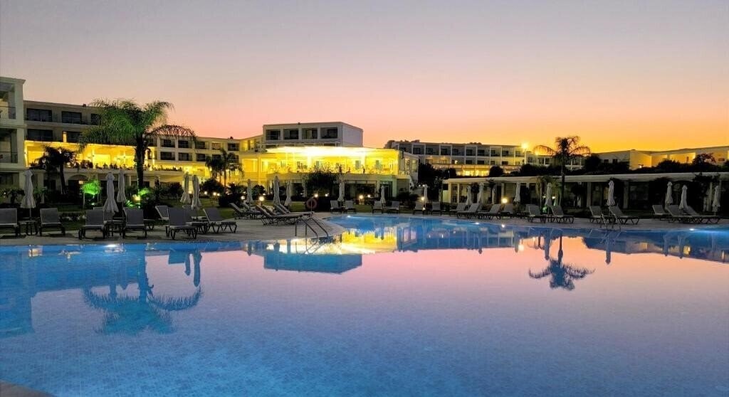 Отель Asterias Beach Resort 5*