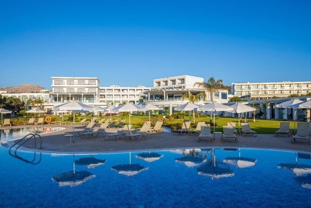 Готель Asterias Beach Resort 5*