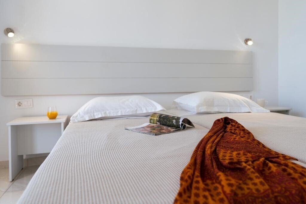 Готель Beach Break Boutique Apartments 3*