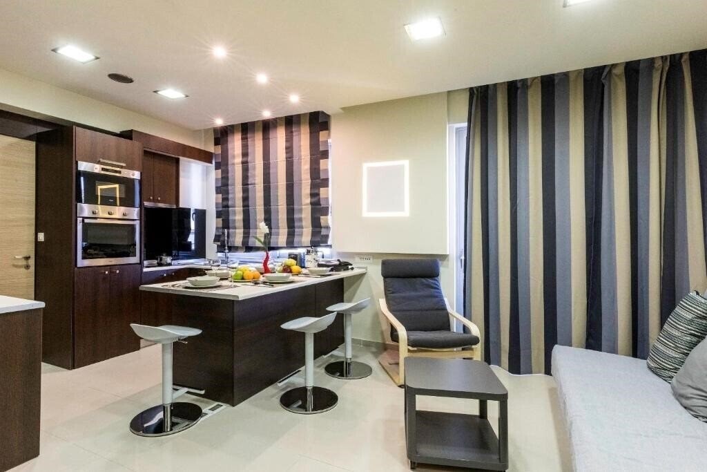Отель Rhodes Central Suite 4*