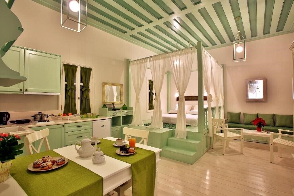 Готель Efchi Suites 1904 4*