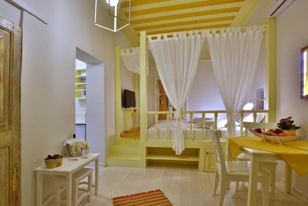 Фото Efchi Suites 1904 4*