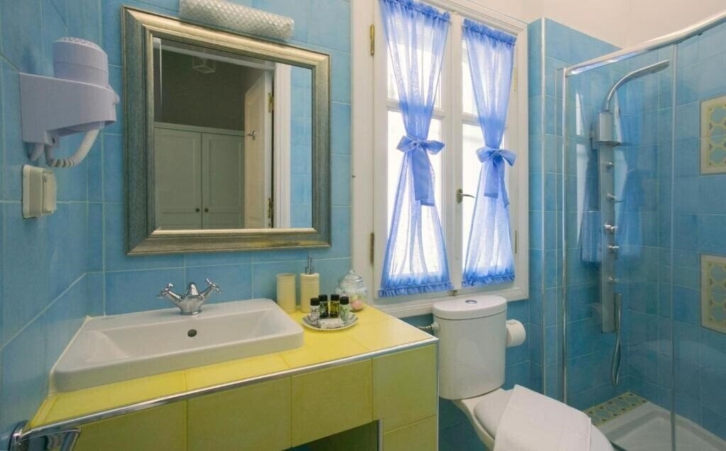 Фотографія Efchi Suites 1904 4*