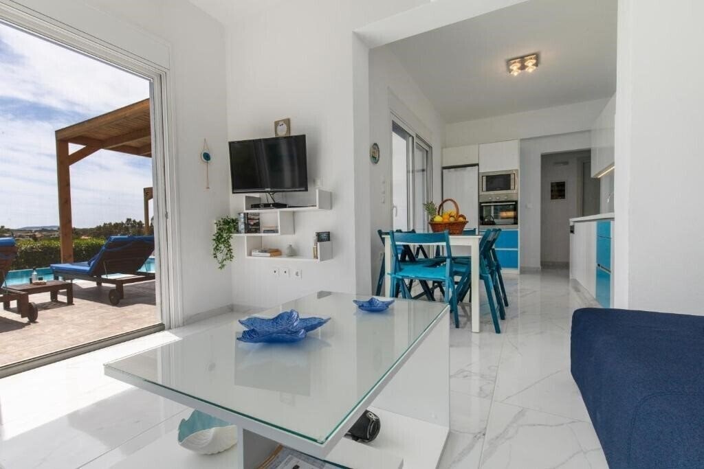 Картинка White Blue Villa 4*