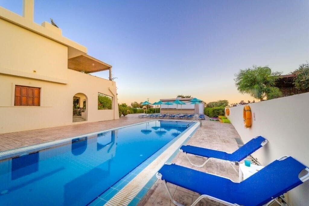 Готель Amaryllis Front Beach Hotel 3*