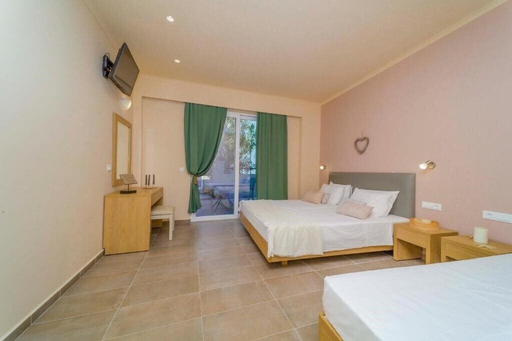 Фотографія Amaryllis Front Beach Hotel 3*