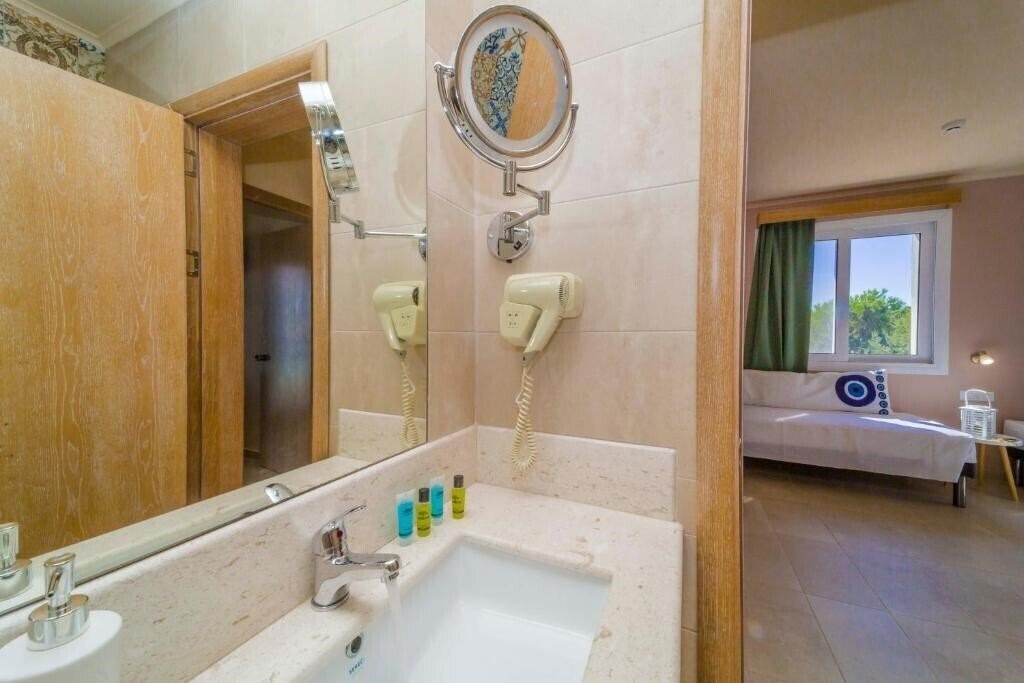 Зображення Amaryllis Front Beach Hotel 3*