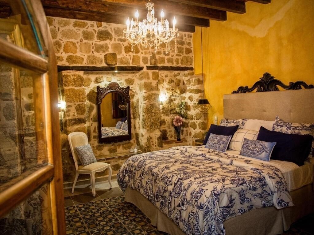 Готель George & Alexandras Apartments 4*