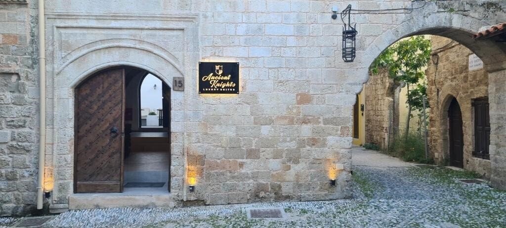 Отель Ancient Knights Luxury Suites 3*