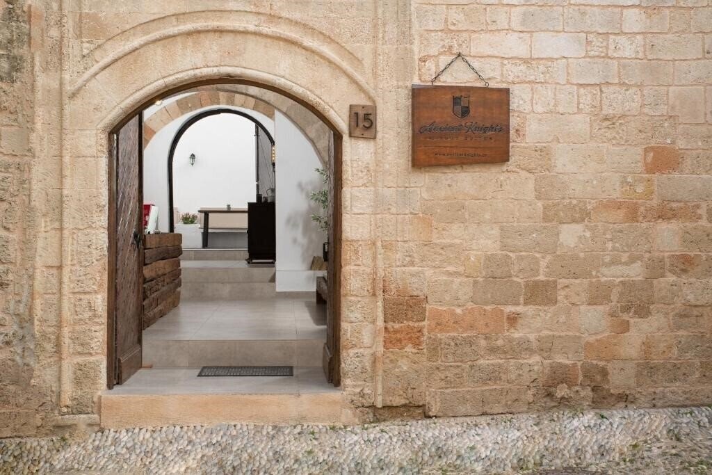 Изображение Ancient Knights Luxury Suites 3*