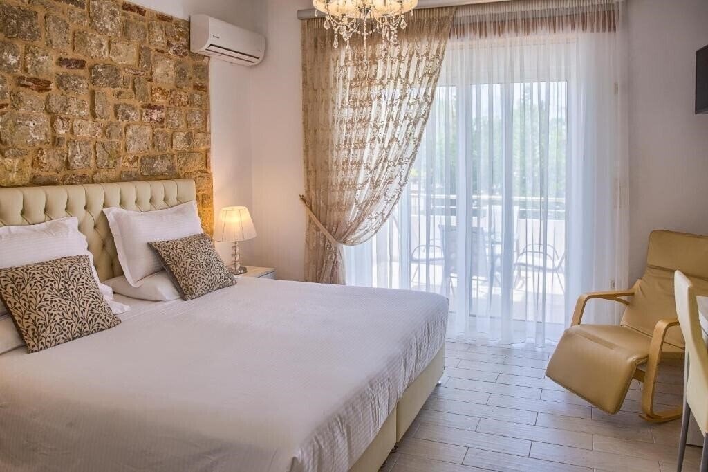 Фото G&K Stone Suites 3*