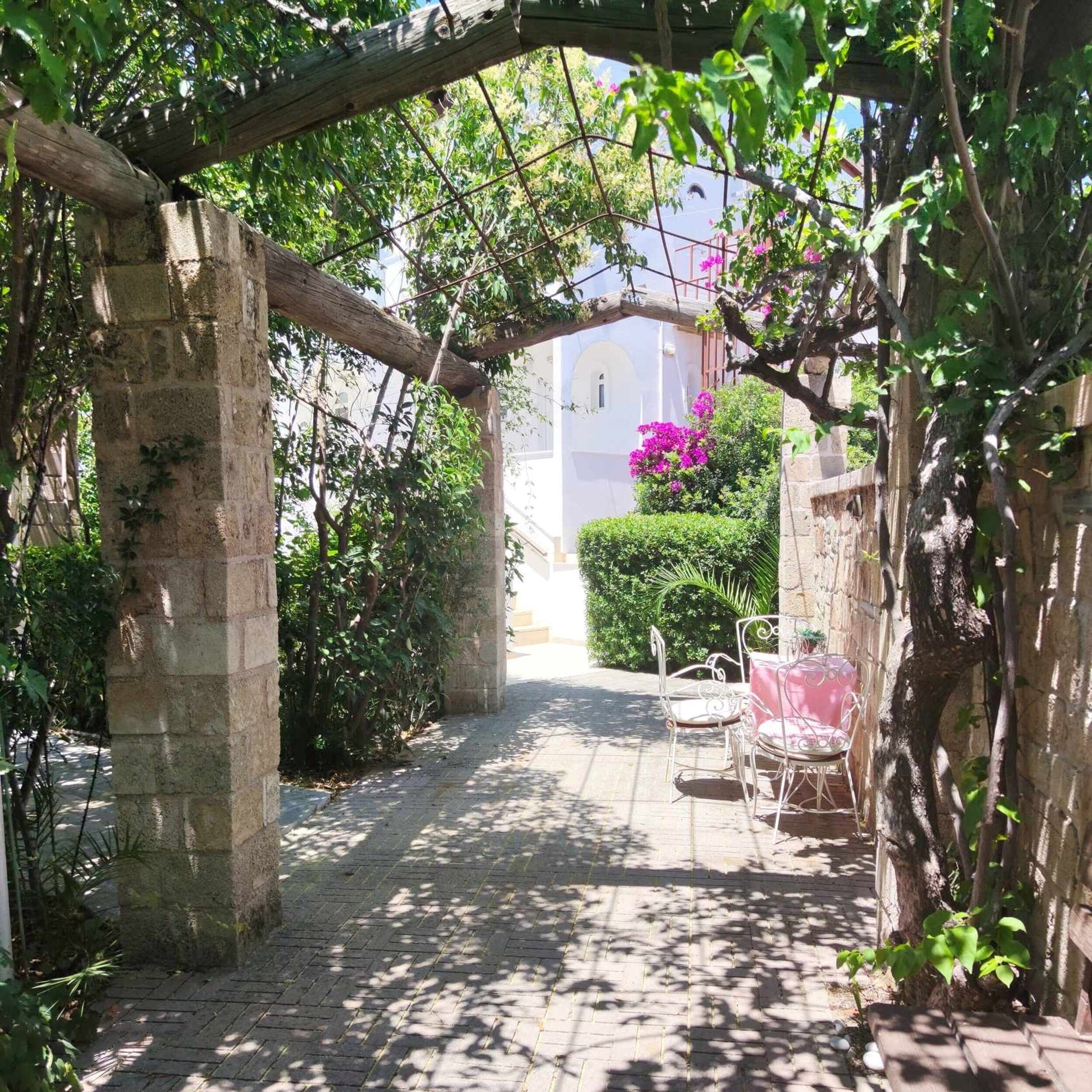 Отель Villa Panagos - Studios & Apartment 3*