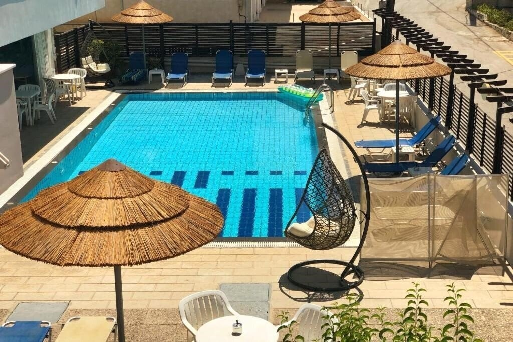 Отель Caravel Apartment Hotel 3*