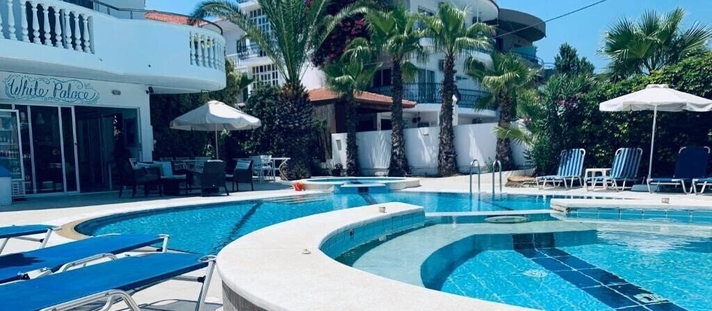 Отель White Palace Studios 3*