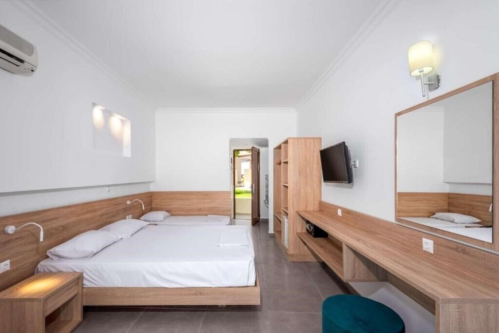 Фотографія Delfinia Resort Hotel 4*
