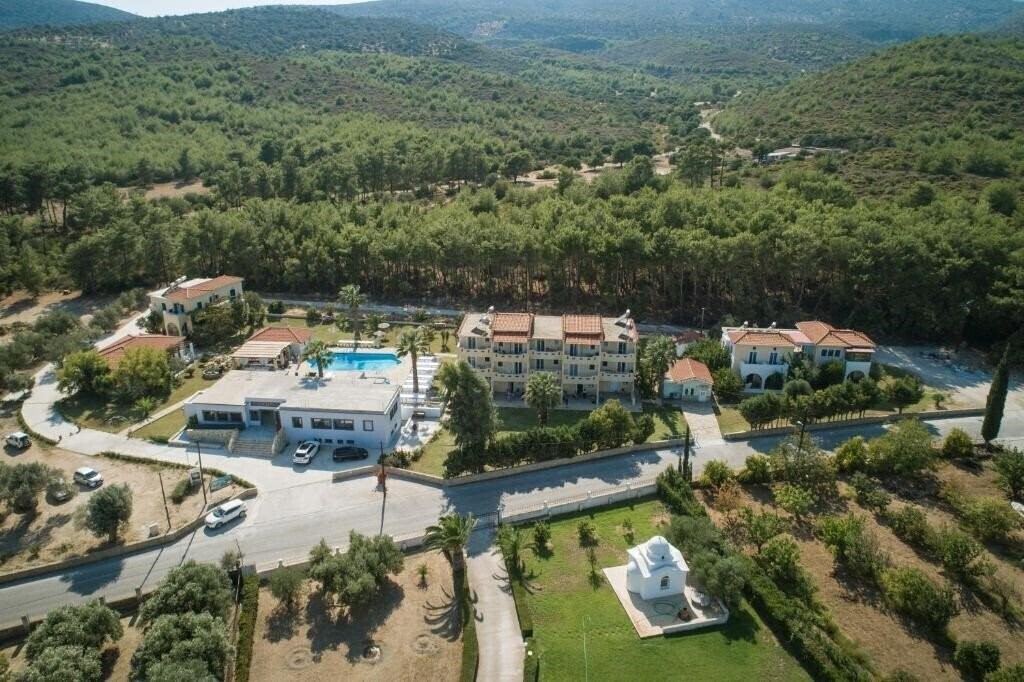 Отель Zeus Studios & Apartments 3*