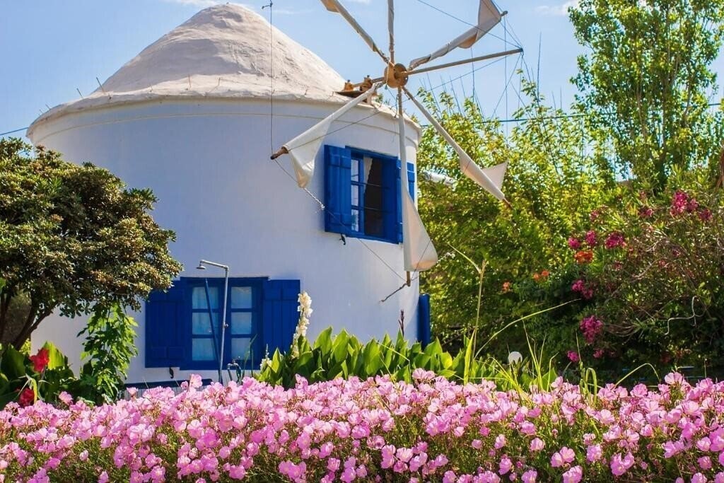 Готель Anemomilos Suites Fira 2*