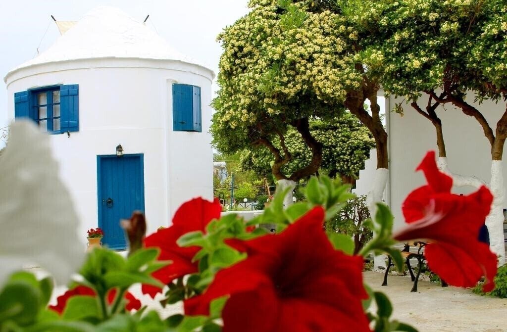 Фотографія Anemomilos Suites Fira 2*