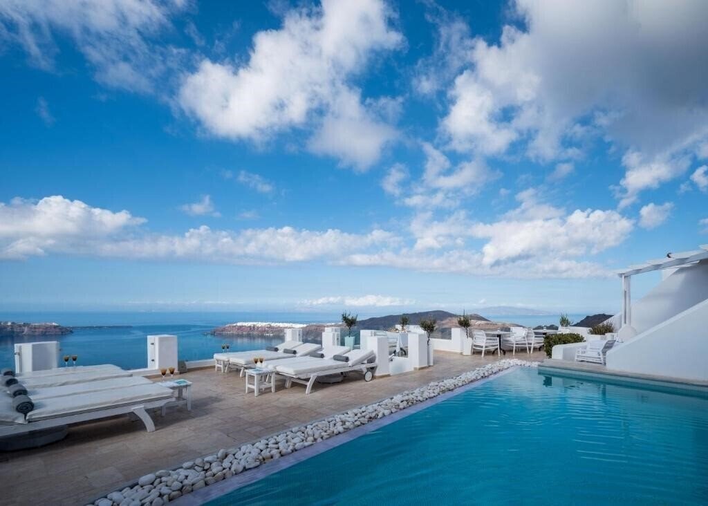 Готель Above Blue Suites 4*