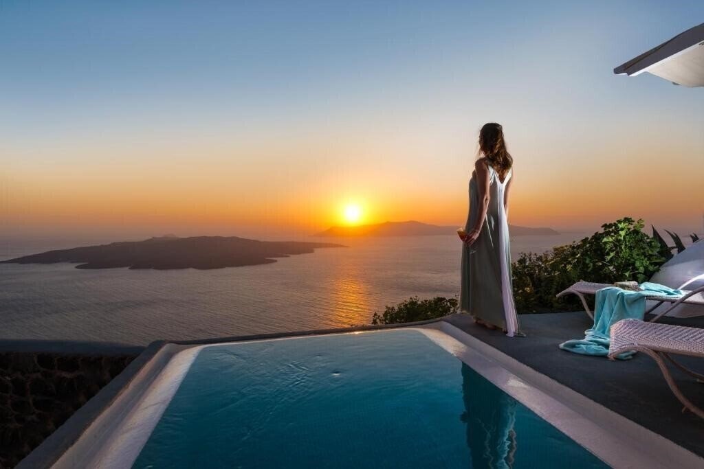 Готель Adamant Suites 4*