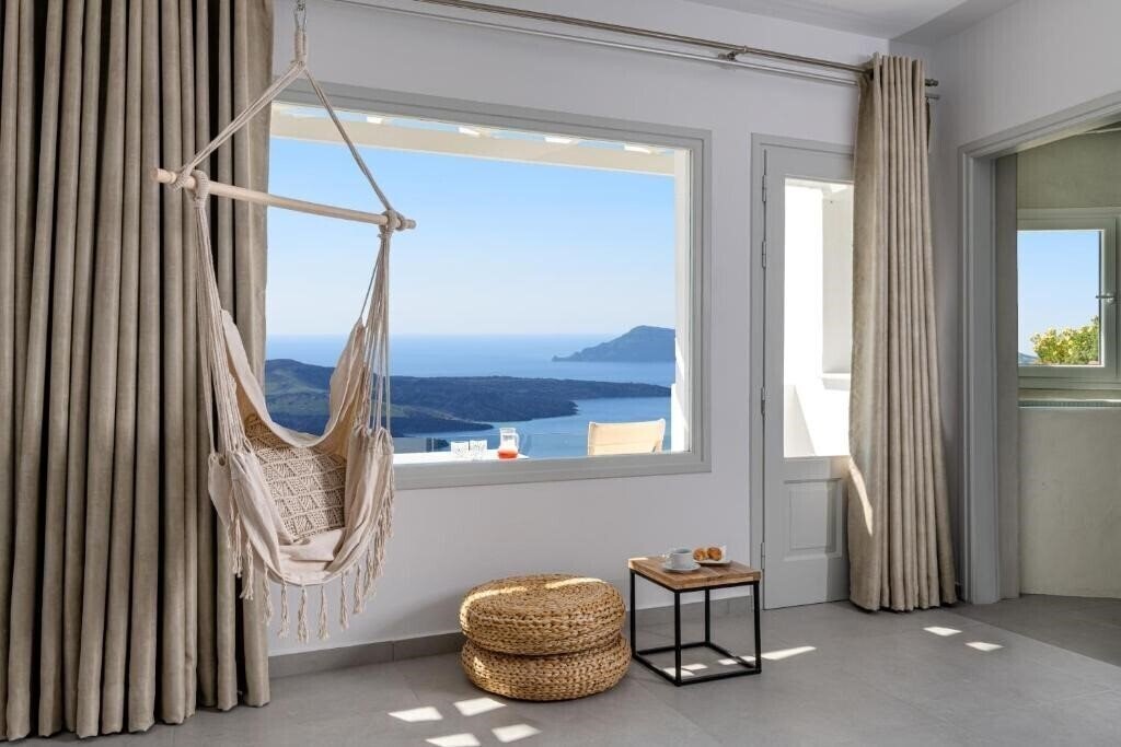 Готель Adamant Suites 4*