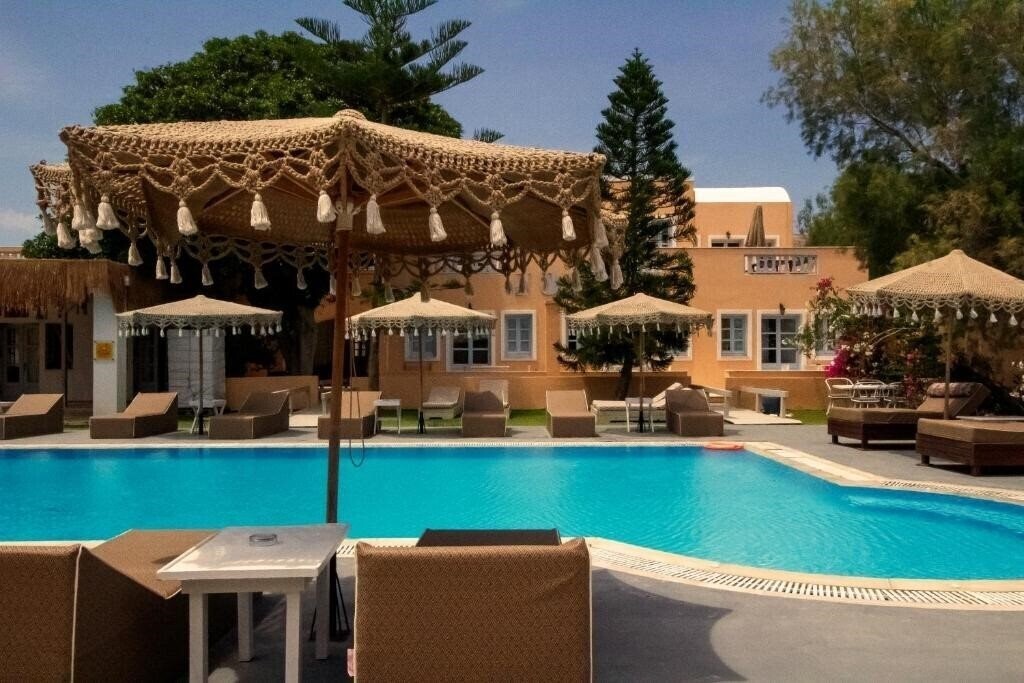 Отель Jojo Beach Hotel & Bar 3*