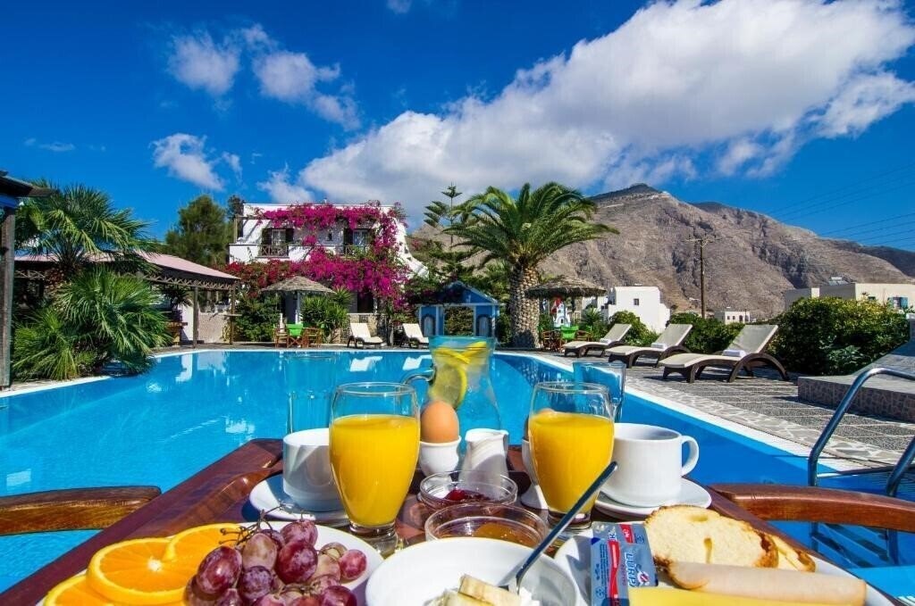 Готель Holiday Beach Resort 3*