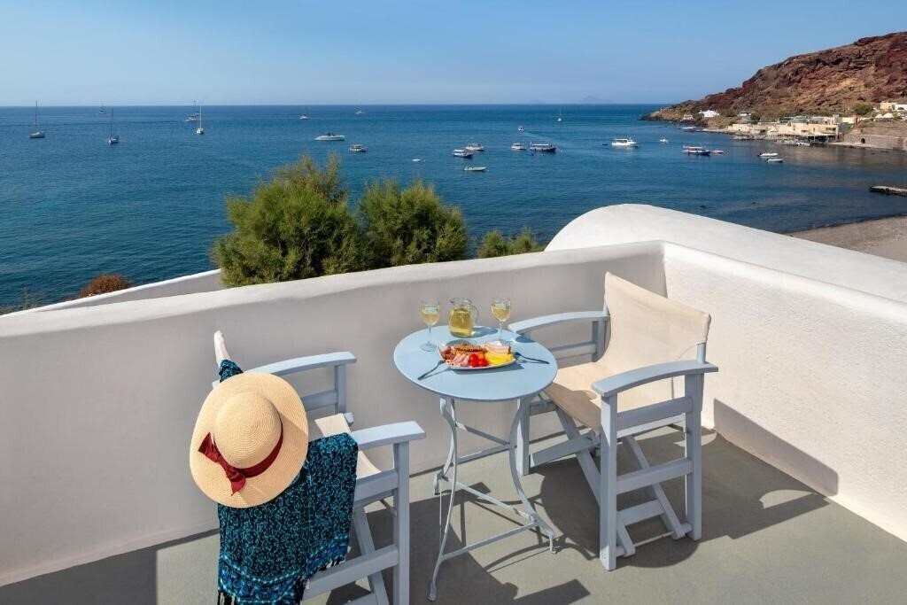 Готель Akrotiri Hotel 2*