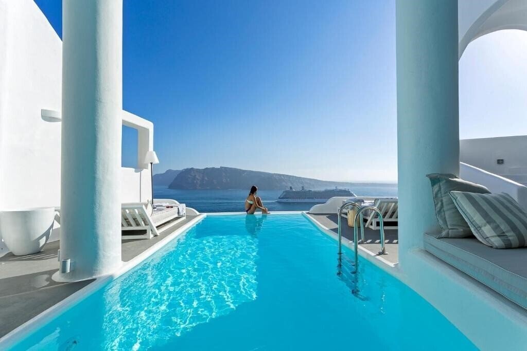 Отель Charisma Suites 4*