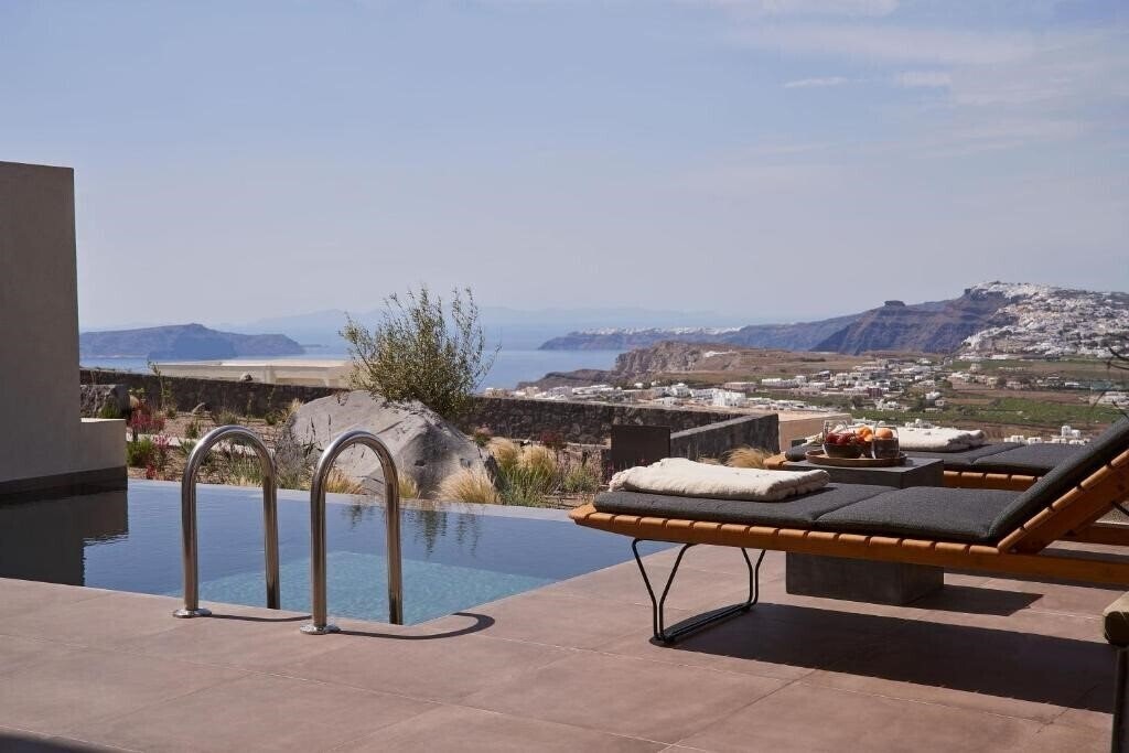 Готель Apikia Santorini 5*