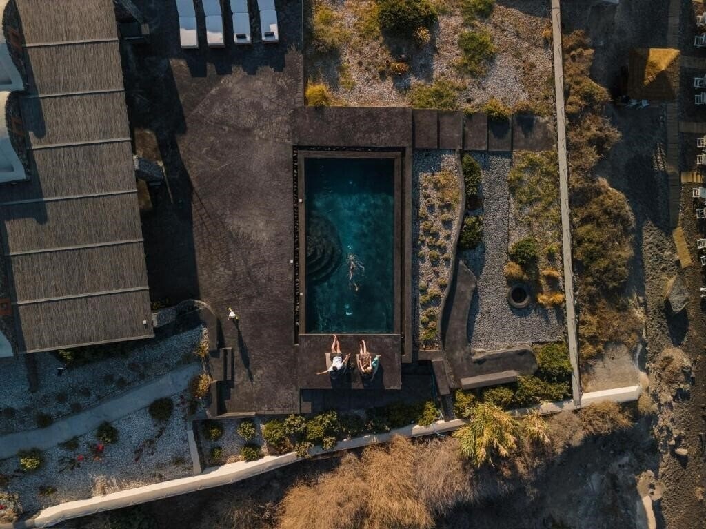 Готель Colombos Beachfront 4*