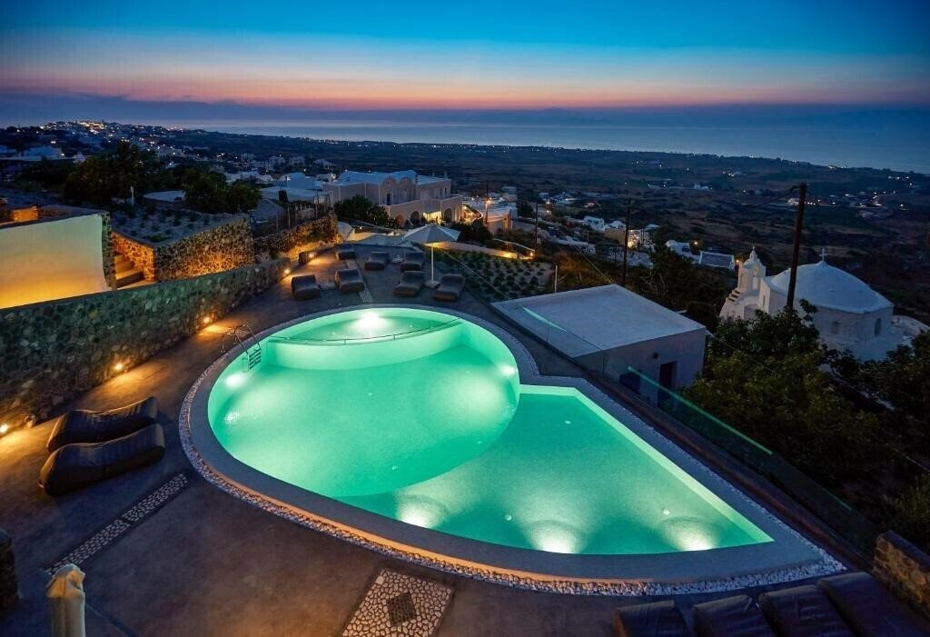 Готель Aperanto Suites 4*