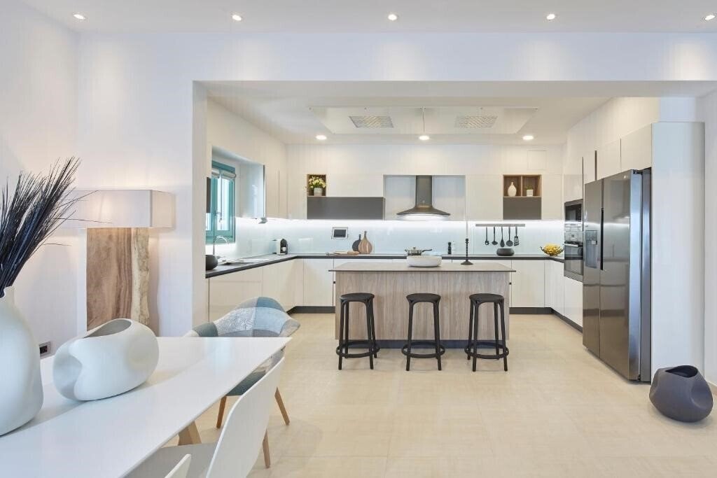 Картинка Almyriki Beach Villa Santorini 5*