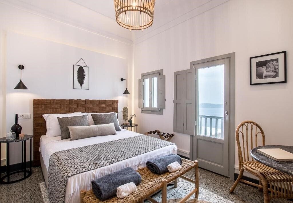 Отель Amelot Art Suites 4*