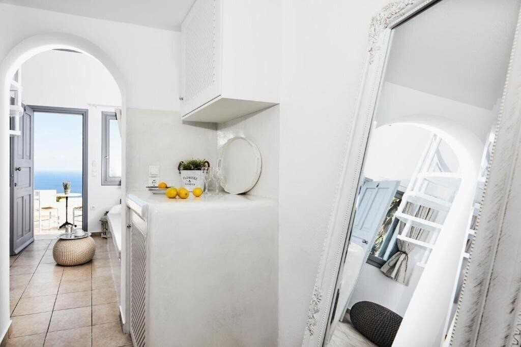 Фотографія Golden East Hotel Santorini 4*