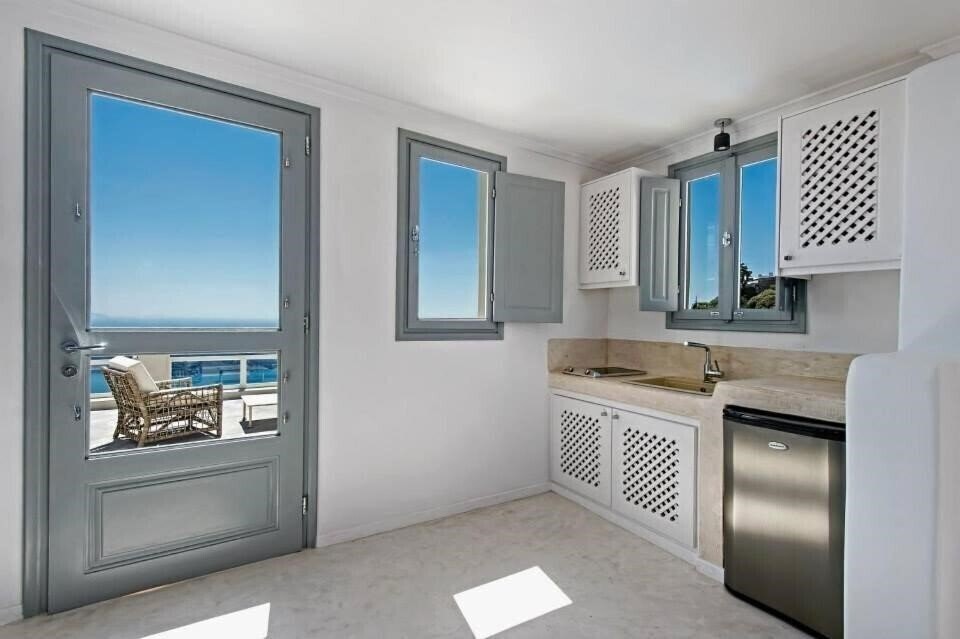 Фото Caldera Cliff Illusion Suites 4*