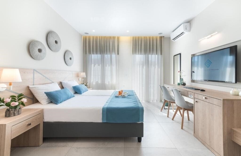 Отель Santorini Main Square 4*