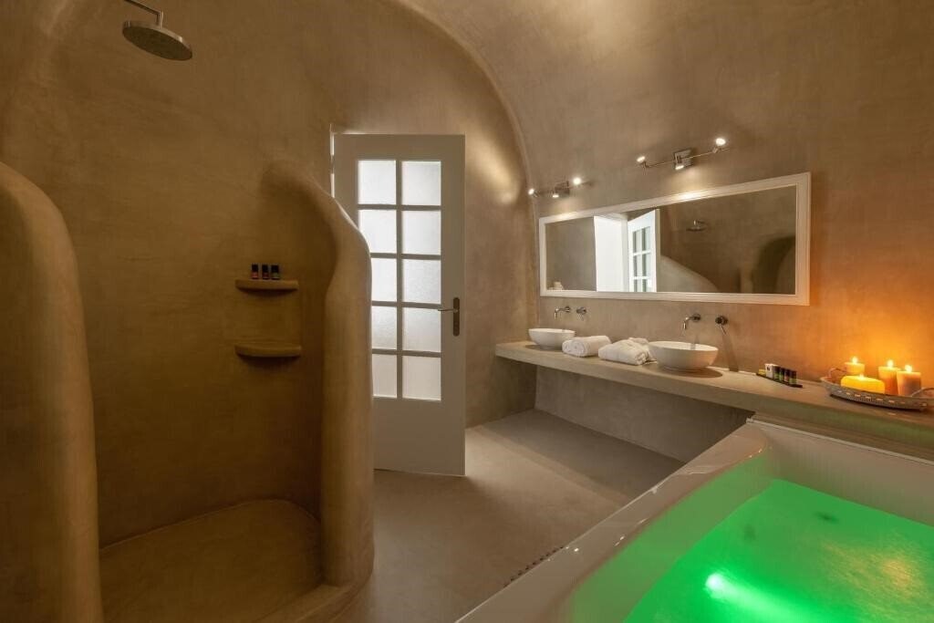 Фотографія Thirea Suites Oia Sanatorini 4*