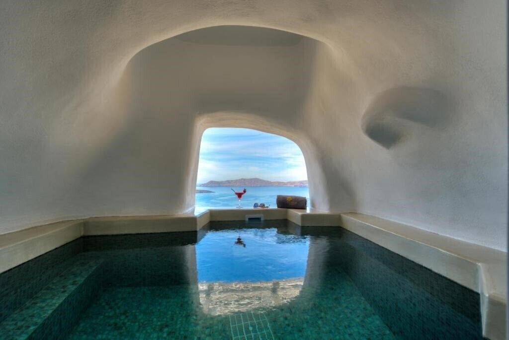 Фото Iriana Suites 4*