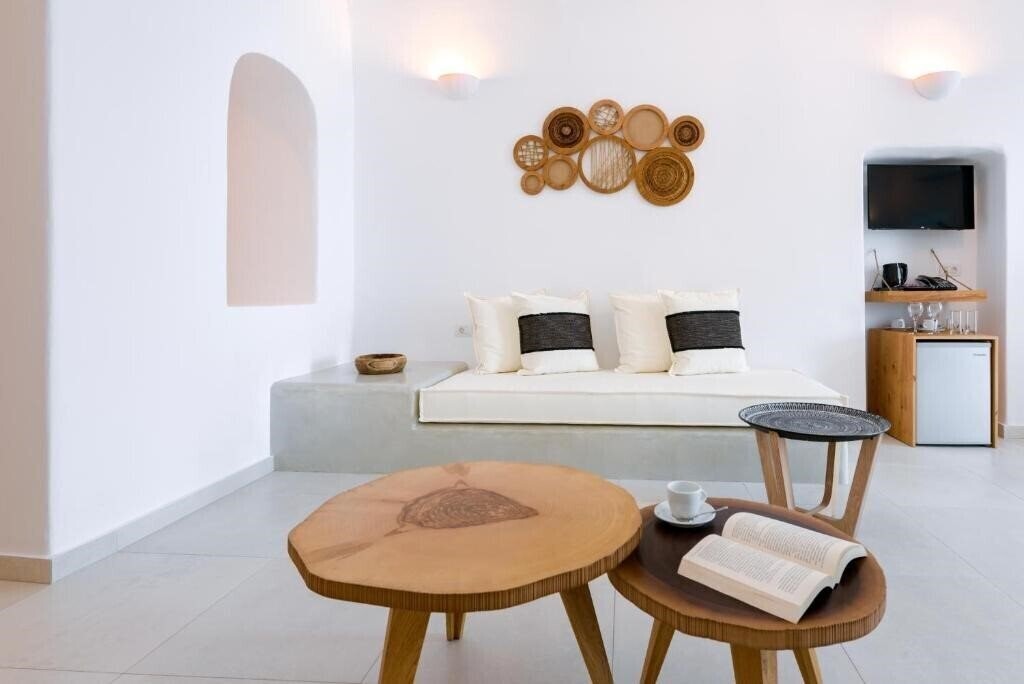 Фотографія Iriana Suites 4*