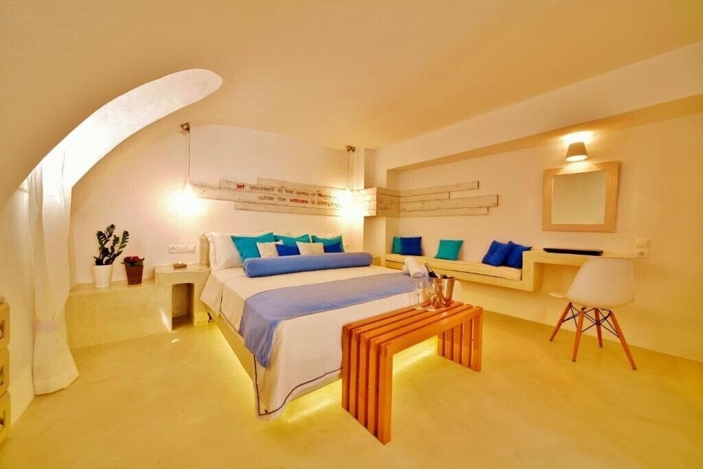 Готель Chroma Suites 3*