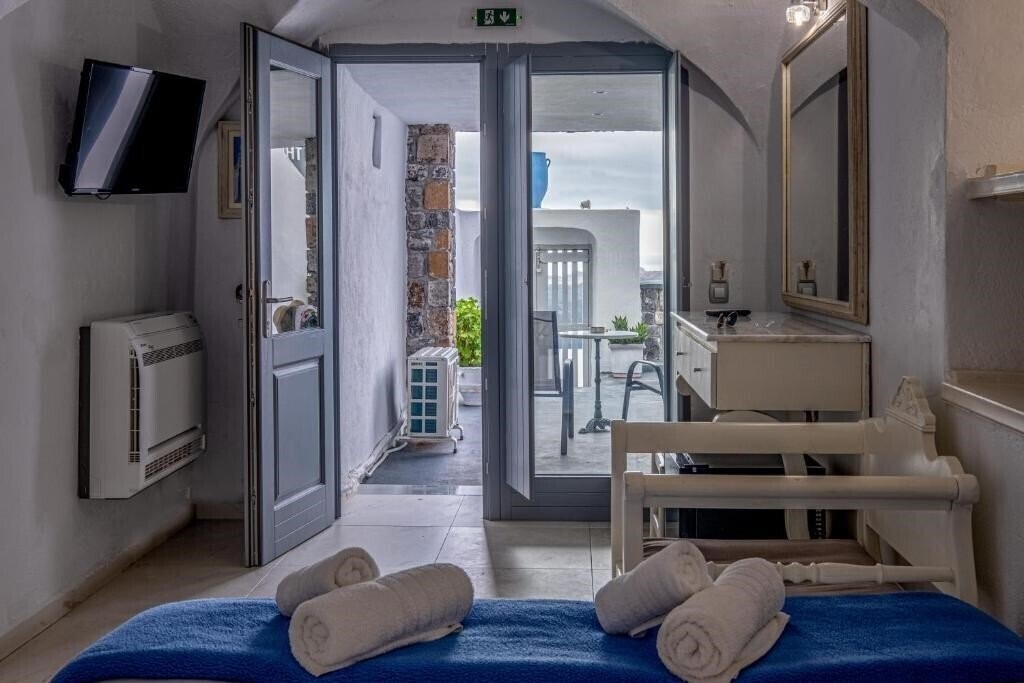 Зображення Loucas On The Cliff 3*