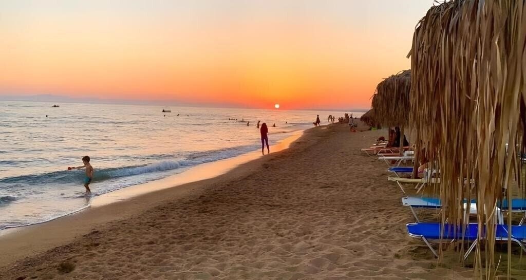 Отель Pleasure Beachside Studios 3*