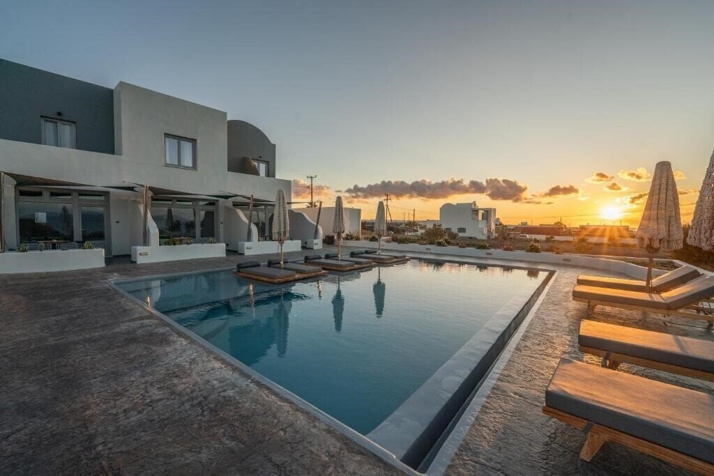 Отель Volcanic Arc Suites 3*