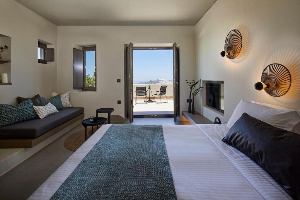 Фото Halcyon Days Suites 3*