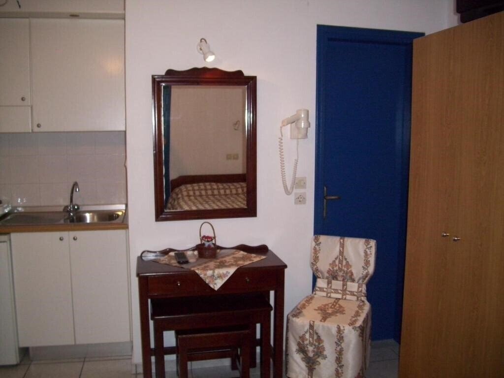 Фото Ancient Thera Studios & Restaurant 3*