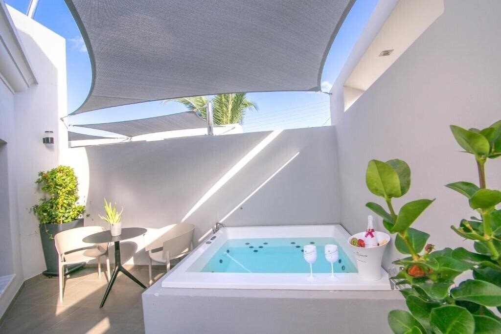 Готель Marquise Suites (Adults Only) 3*
