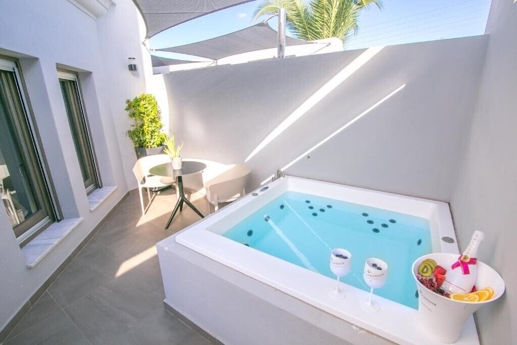 Фотографія Marquise Suites (Adults Only) 3*