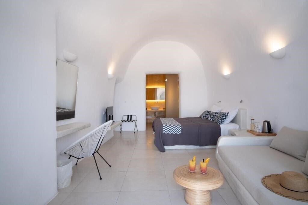 Фотография On The Cliff Suites 4*