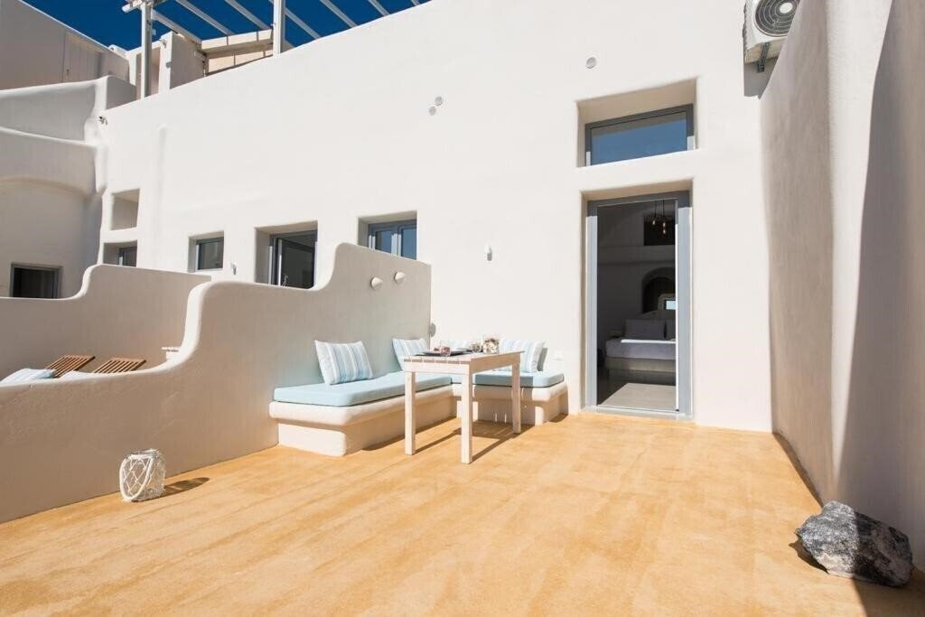 Фото On The Cliff Suites 4*